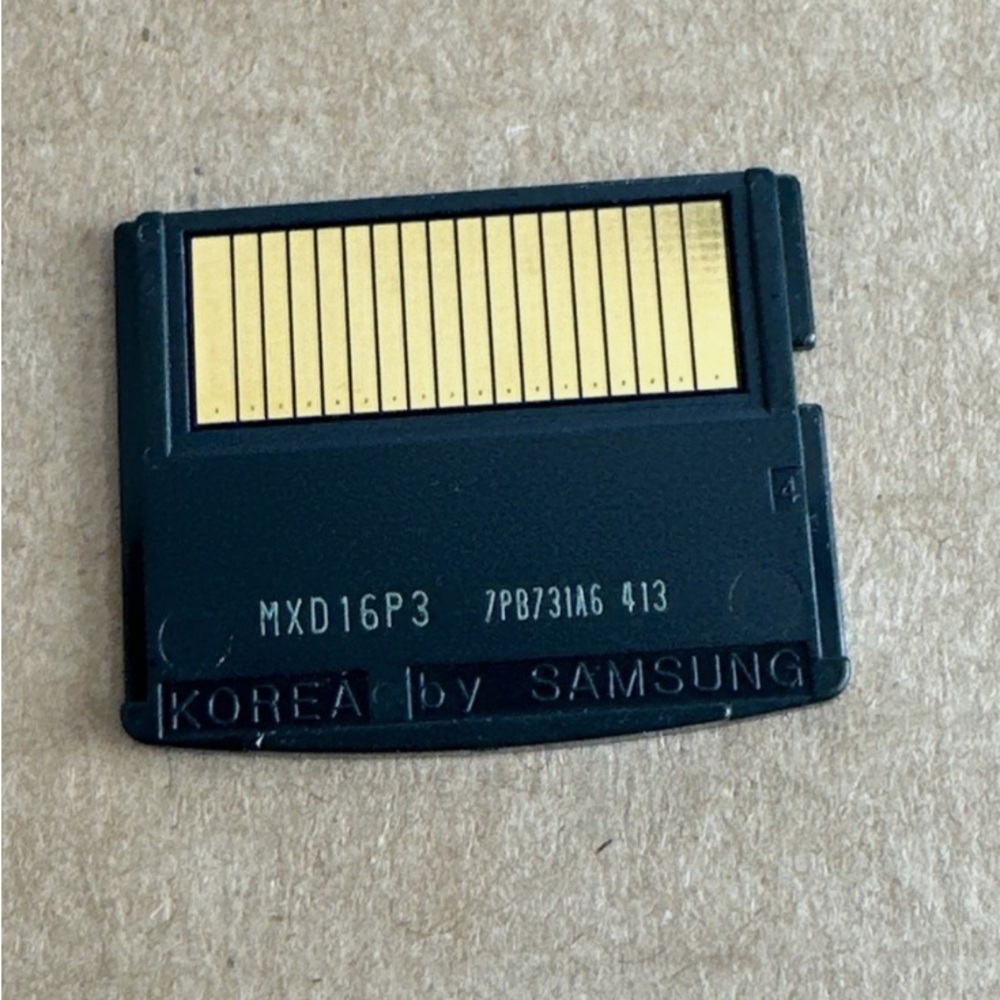 Olympus xD-Picture Card 16MB Black and Gold - Picture 2 of 2
